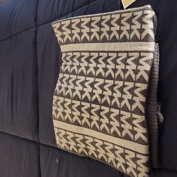 Michael Kors hat,gloves,and scarf set. - Picture 4 of 9